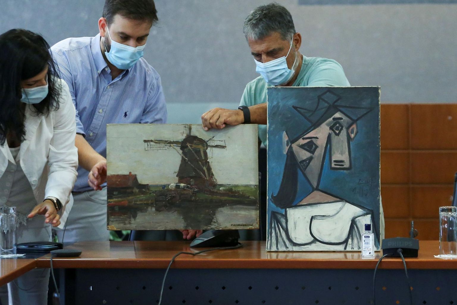 Leitud maalid «Naise pea» ja «Stammeri veski» eile ajakirjanike ees Ateenas. 
