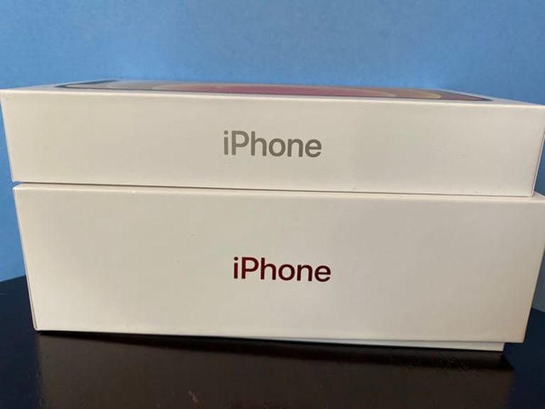 Apple iPhone 12 ja iPhone 11 karbi suuruse võrdlus. Laadijata iPhone 12 karp on selgelt väiksem.