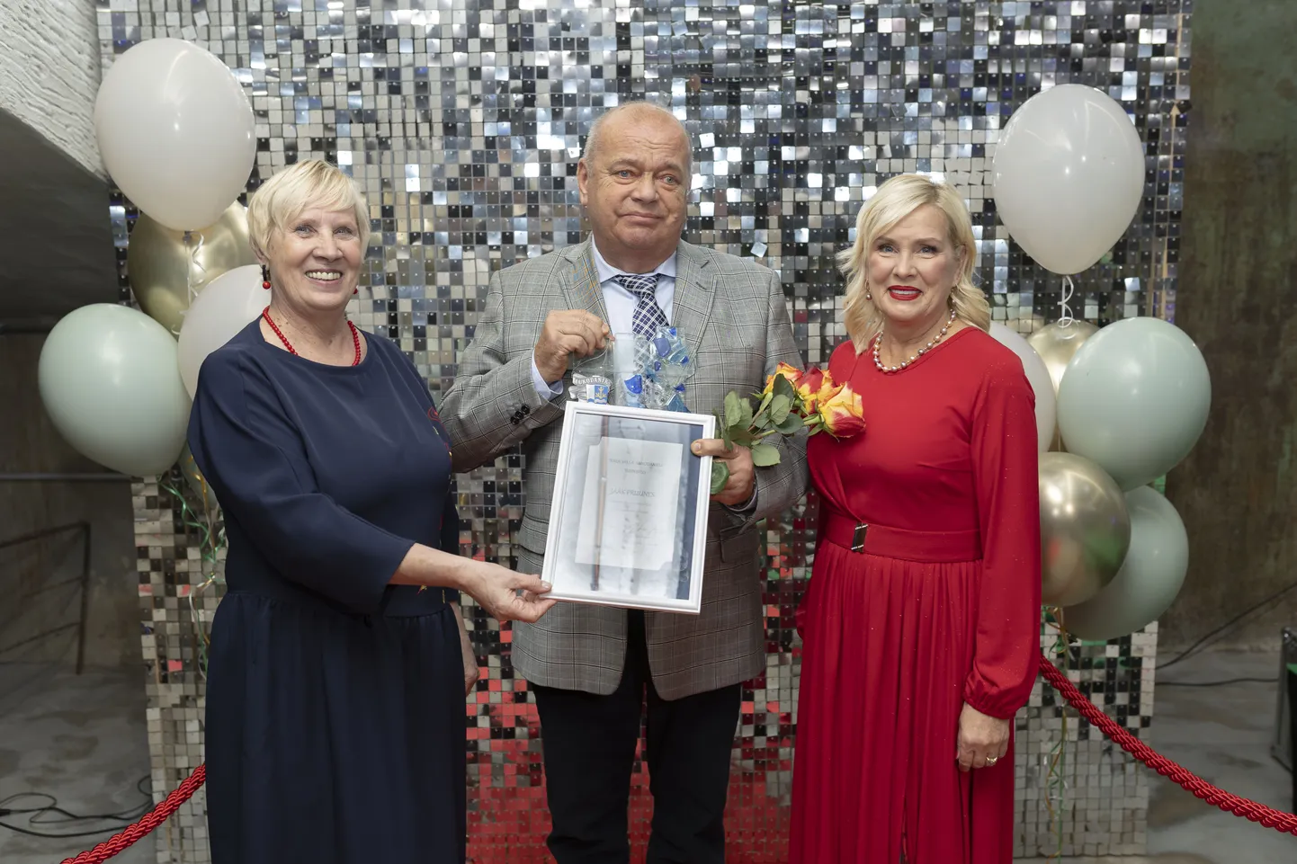 Jaak Pruunesele andsid aukodaniku auraha ja tunnistuse üle Toila vallavolikogu esimees Etti Kagarov ja vallavanem Eve East. Aukodanikule on määratud ka ühekordne rahaline preemia 2500 eurot. Valla aastapäeva kontsertaktus toimus reede õhtul kaevandusmuuseumis.