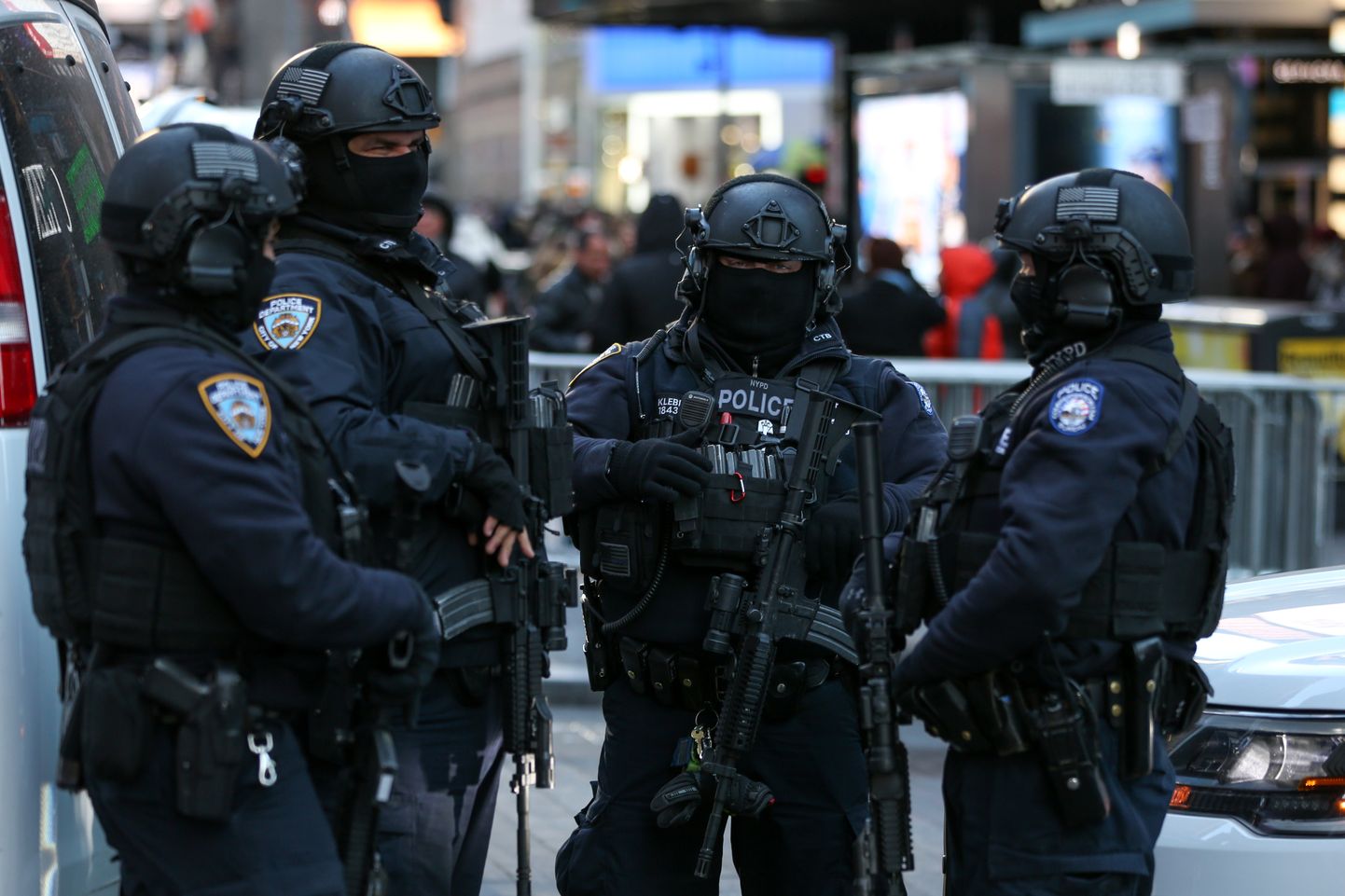 New Yorgi politseiameti terroritõrjebüroo liikmed neljapäeval Timesi väljakul.