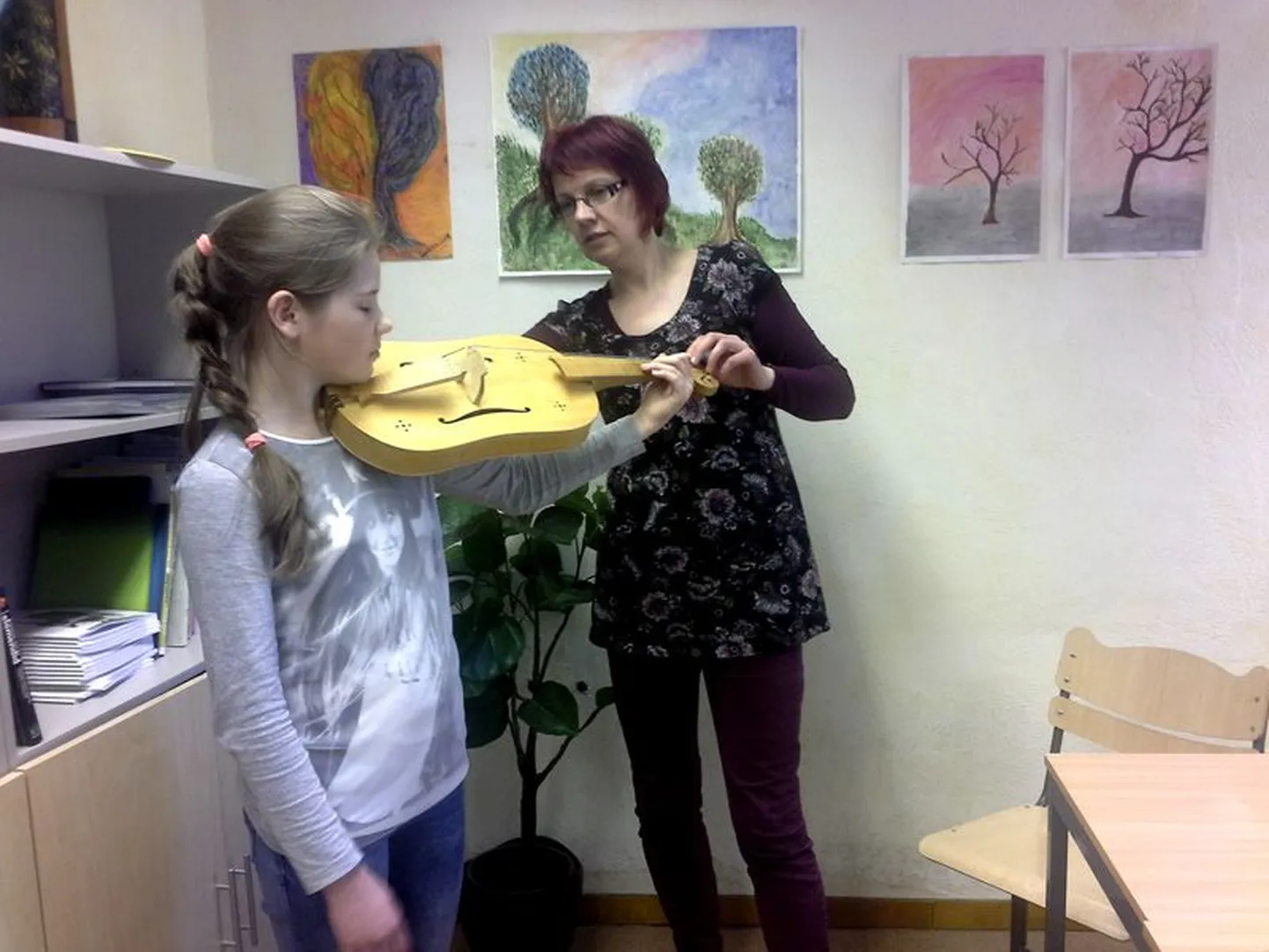 Kauri kooli õpetaja Eva Siil õpetamas fiidlit Paula Johanna Susile.