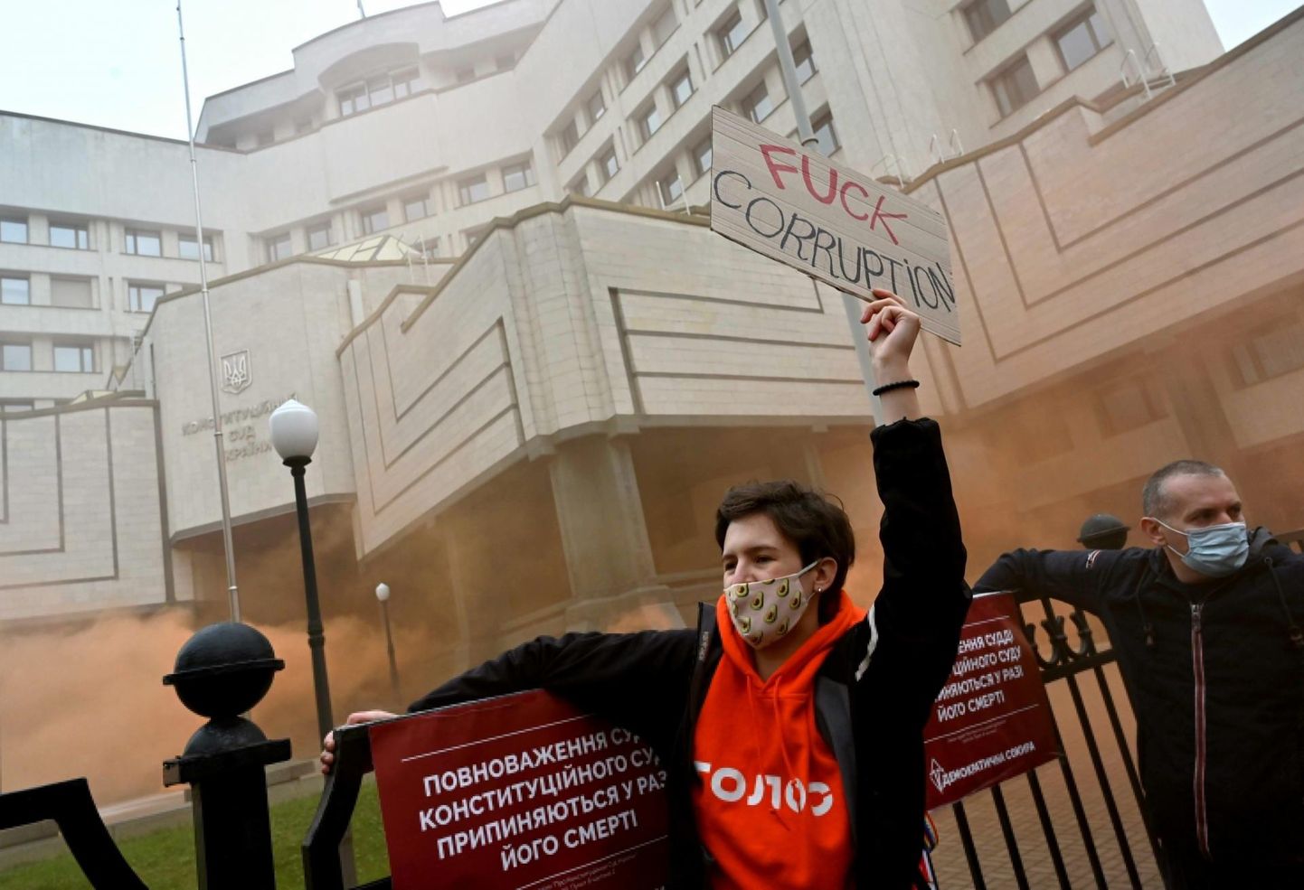Korruptsioonivastane meeleavaldaja mullu oktoobris Kiievis põhiseaduskohtu ees. 