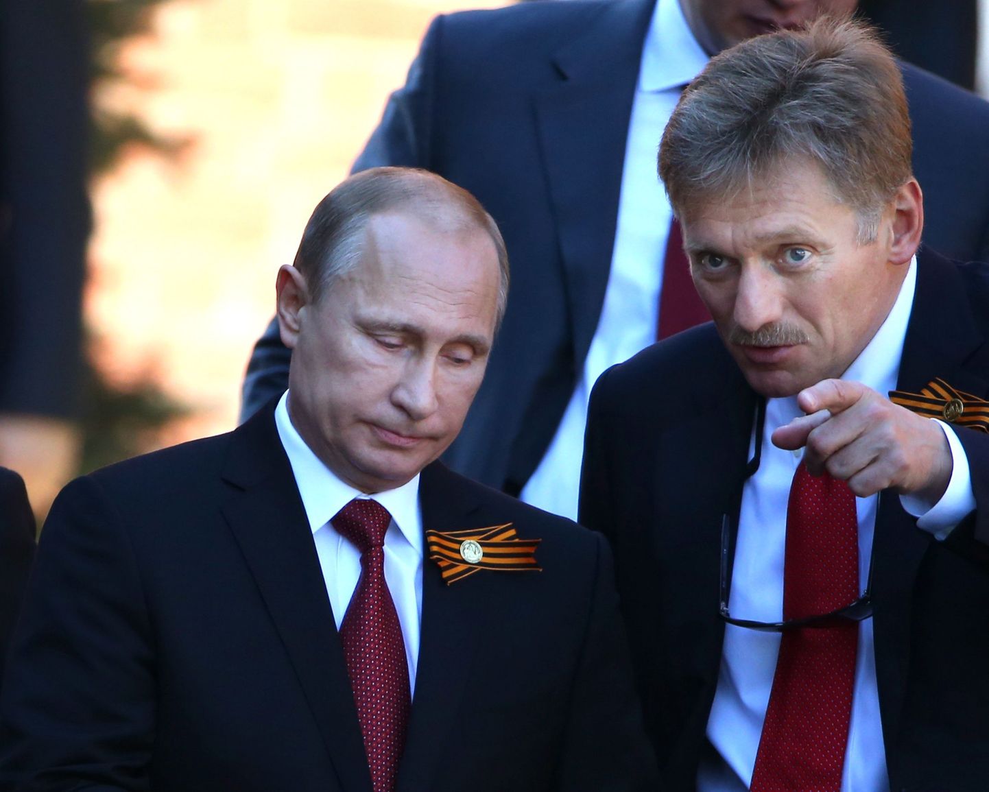 Владимир Путин и Дмитрий Песков (справа).