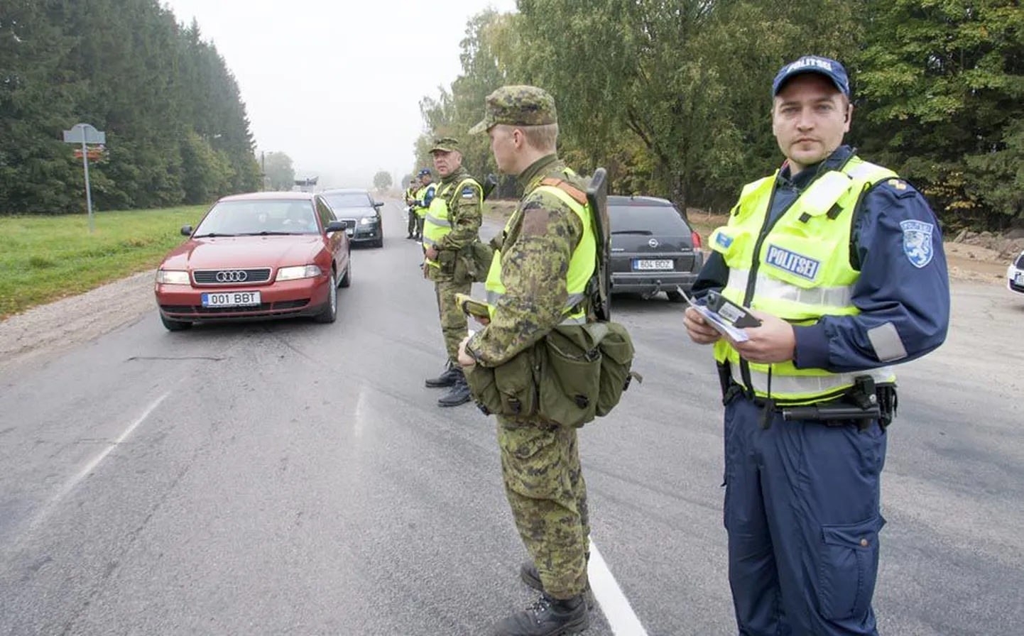 Karksi konstaablijaoskonna piirkonnavanem Taimo Tugi (paremal) on politseitööd teinud 17 aastat. Pool aastat tagasi osales ta esimest korda kandidaadina valimistel ja tõenäoliselt juba sel nädalal valitakse ta Karksi vallavanemaks.