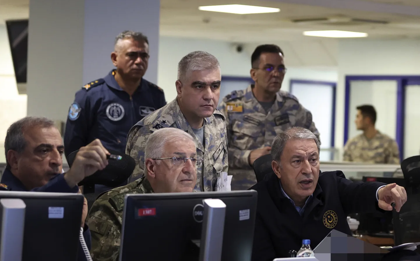 Türgi kaitseministeeriumi avaldatud fotol (pühapäeva, 20. novembri varahommikust) on kaitseminister Hulusi Akar (paremal) koos armee kõrgete juhtidega lennuväe juhtimiskeskuses Ankaras.