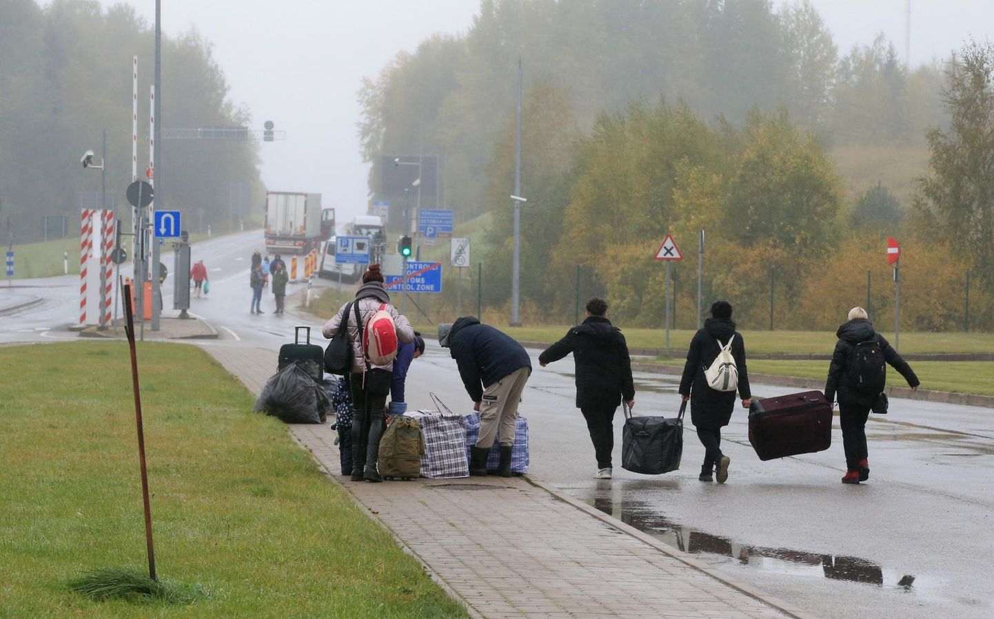 Sõjapõgenikud Ukrainast Luhamaa piiripunktis.