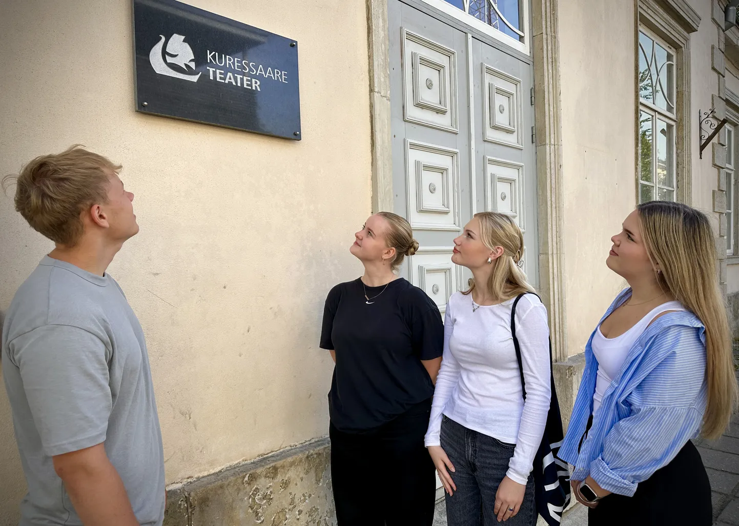 Saaremaa gümnaasiumi 5. lennu revüü kokkupanijad Märten Vessik (lavastusjuht), Bretlin Brant (lavastusjuht), Kristiin Pulk (projektijuht) ja Katerin Käspre (turundusjuht).