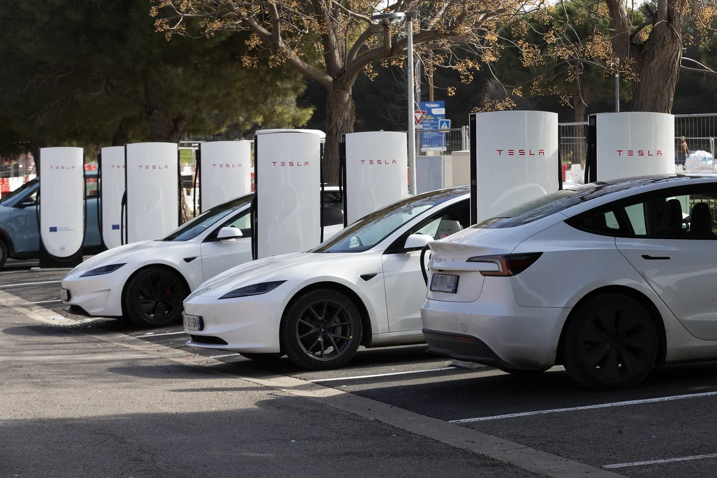Tesla autod laadimas Prantsusmaal Montpellier’s.
