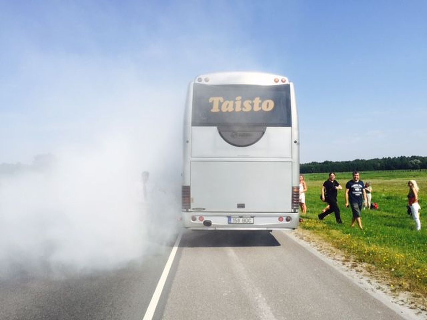 Pärnust Tallinnasse sõitnud Taisto Liinide bussil süttis enne sihtkohta jõudmist tagumine rehv.