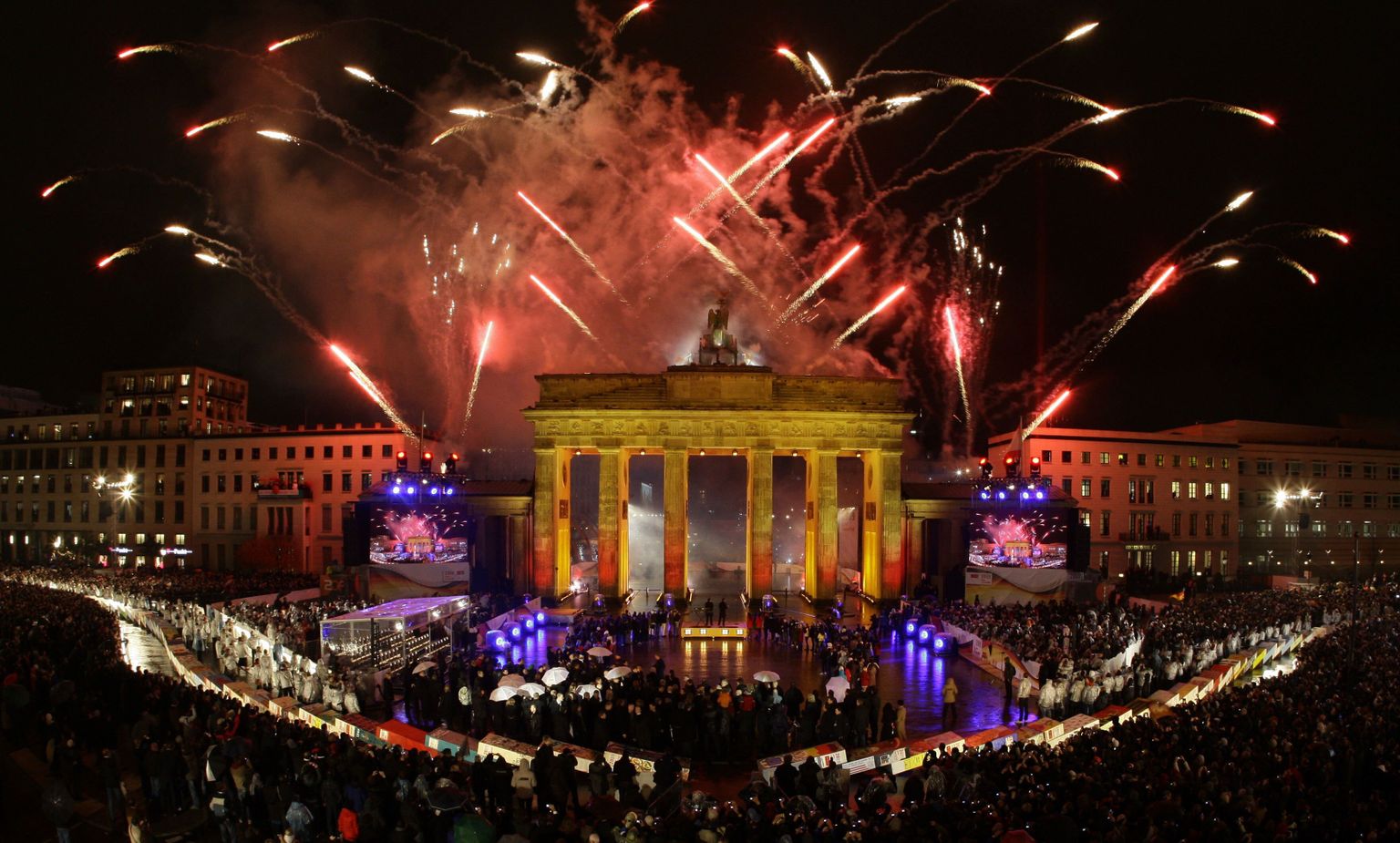 Berliini müüri langemise 20. aastapäeva pidustused tipnesid üleeile suurejoonelise ilutulestikuga Brandenburgi värava kohal.