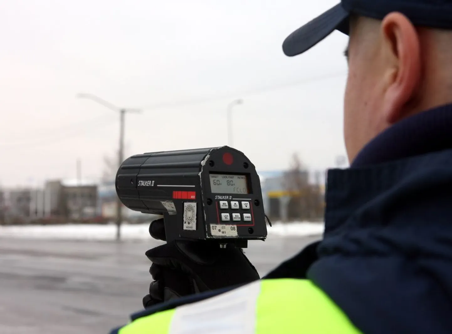 Auto sõidukiirust mõõdab Eesti politseinik..