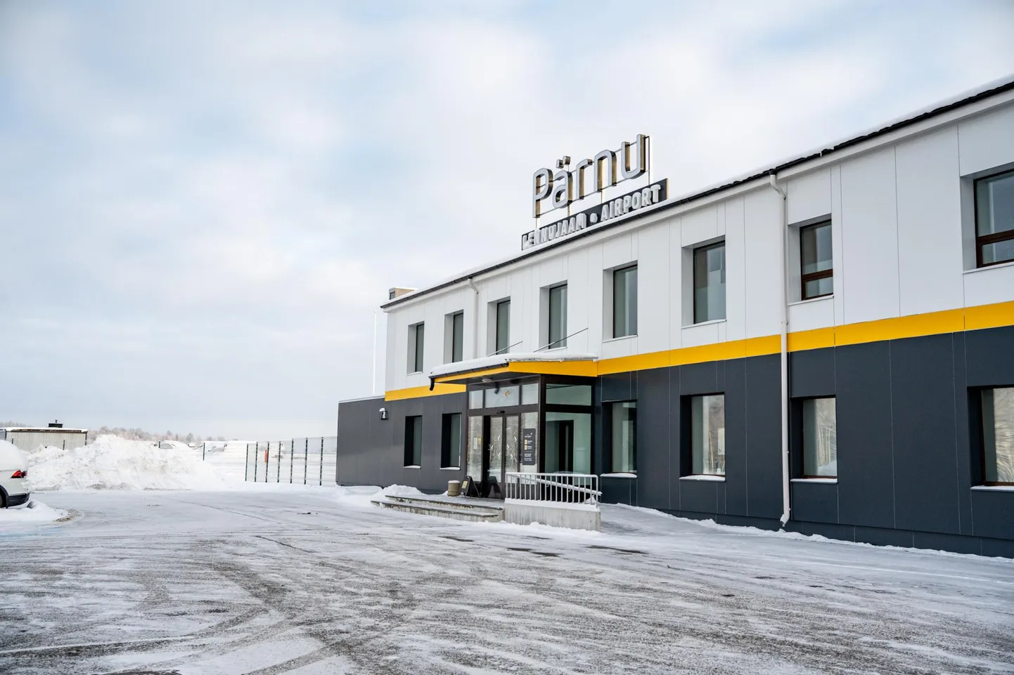 Märtsist oktoobrini asuvad Eesti õhuväe lennuvahendid Pärnu lennuväljal.