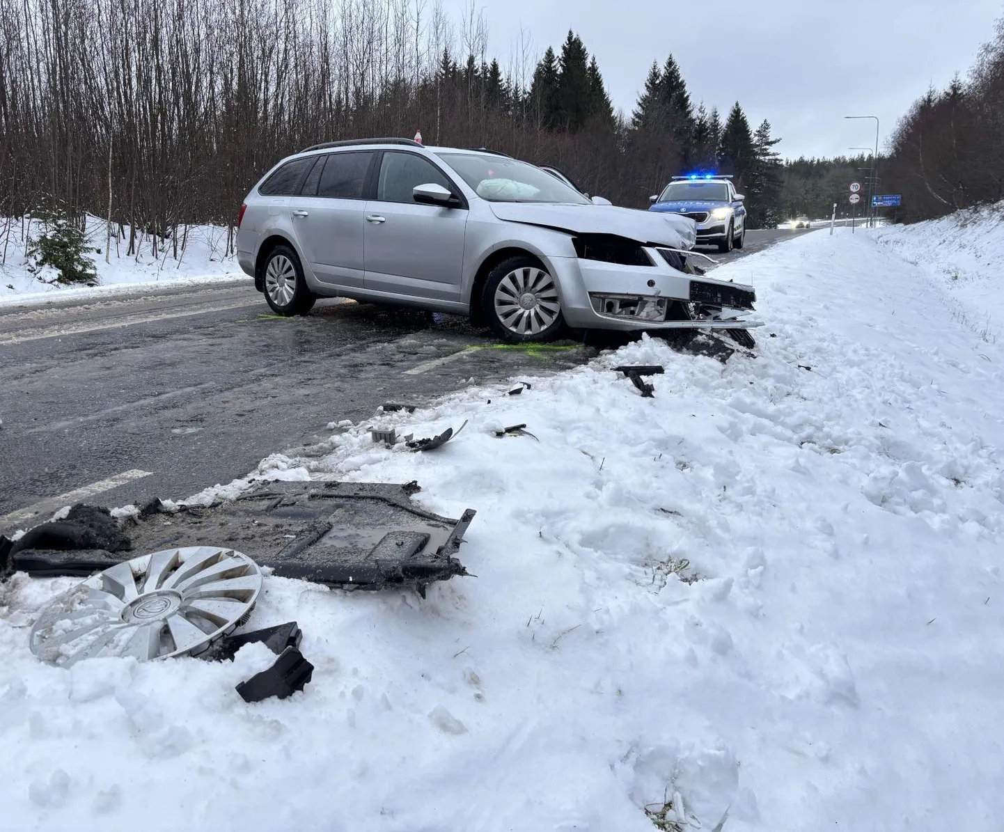 Liiklusõnnetusse sattunud Škoda Octavia Äntu külas.