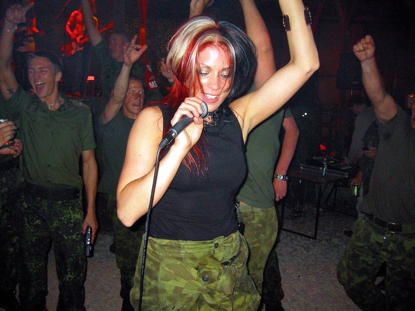 Eesti rahusõdurid Kosovos. Lea Dali Lion ansambli Blacky solistina 2006. aastal.