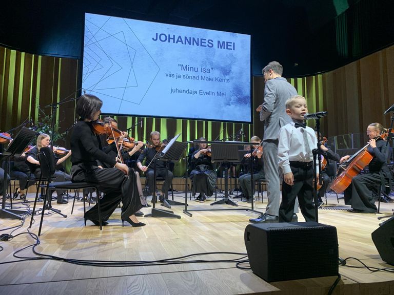 Kuni viieaastaste laulupoiste hulgas astus lõppkontserdil kuulajate ette Pärnu kunstide kooli väike laulupoiss Johannes Mei.
