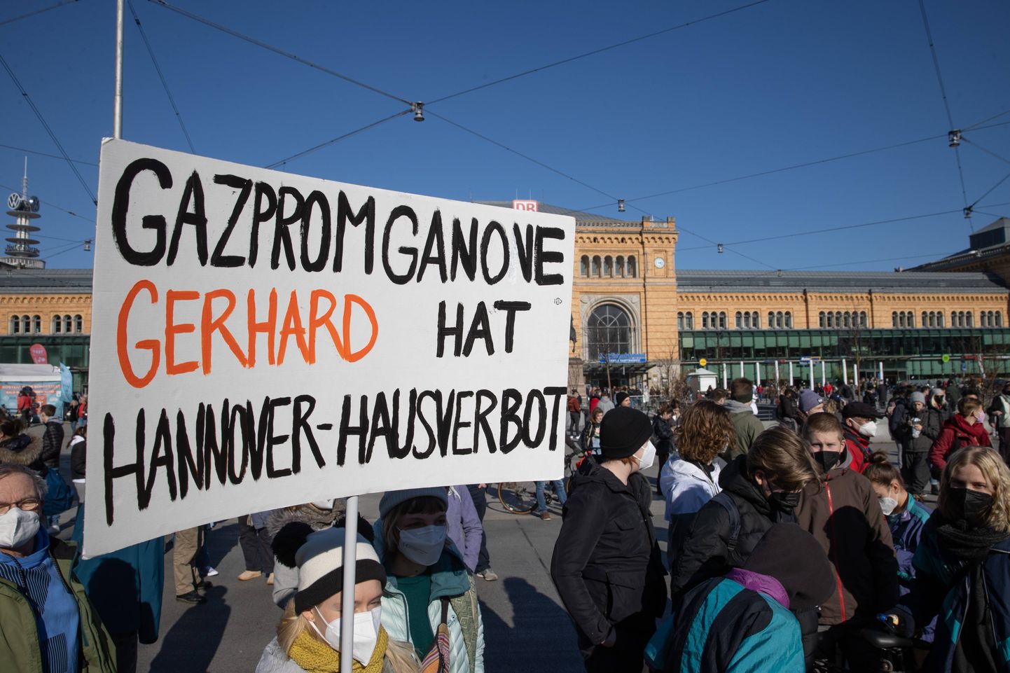 Protestijad Hannoveris hoiavad üleval Gerhard Schröderi vastast plakatit, kus seisab "Gazpromi-pätil Gerhardil on Hannoveri sisenemise keeld"