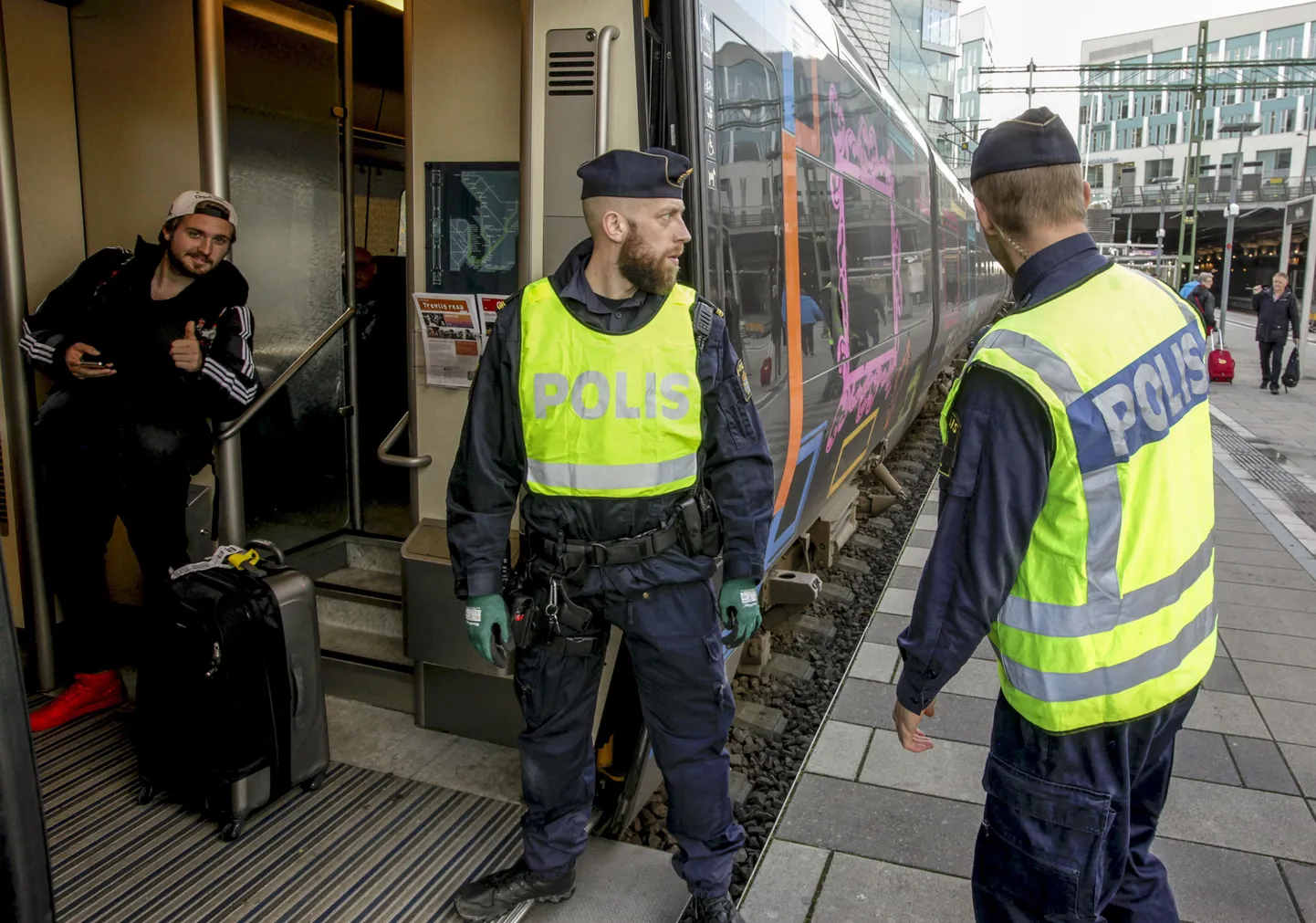 Rootsi politsei kontrollimas Malmös Hyllie raudteejaamas Taanist tulnud rongis olnud reisijaid
