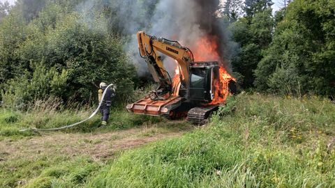 Metsa serval läks ekskavaator põlema