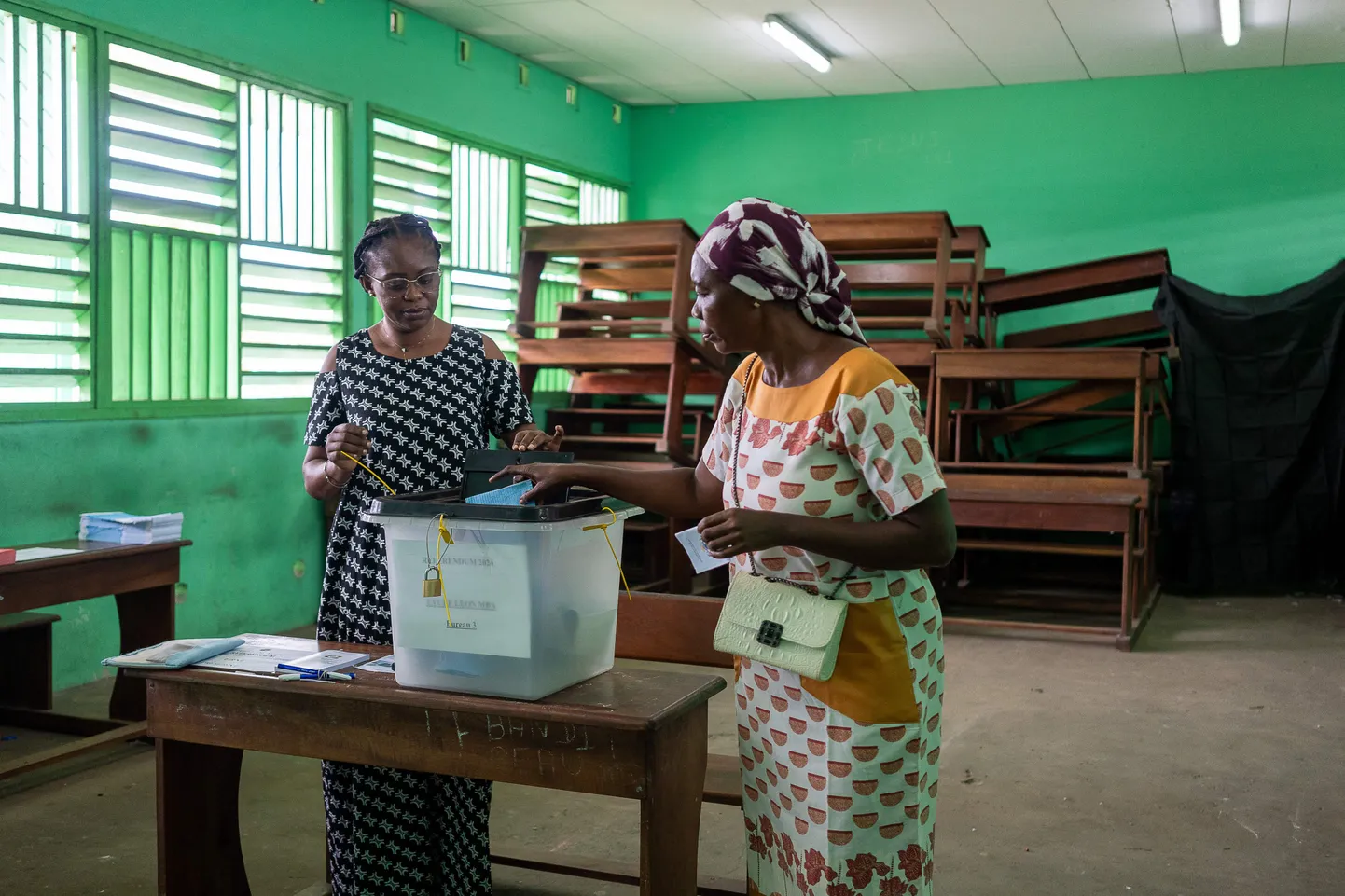 Gaboni põhiseadusreferendumil annab oma hääle gabonlanna, kes tuli valima pealinna Libreville'i ühte valimisjaoskonda.
