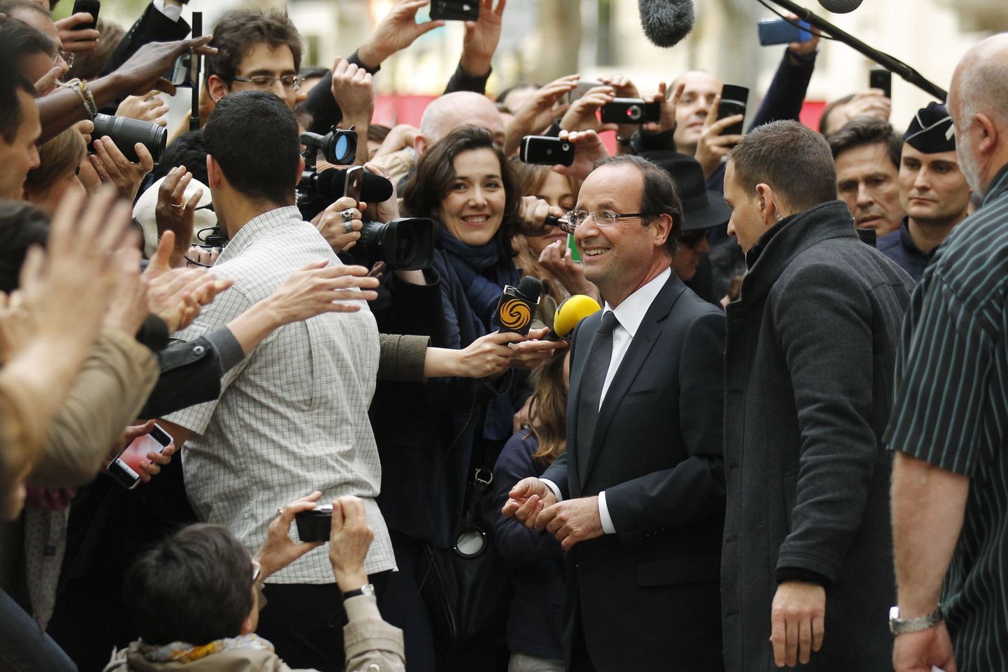 Presidendiks valitud Francois Hollande juubeldavate toetajate keskel. Kauaks eufooriat jätkub?
