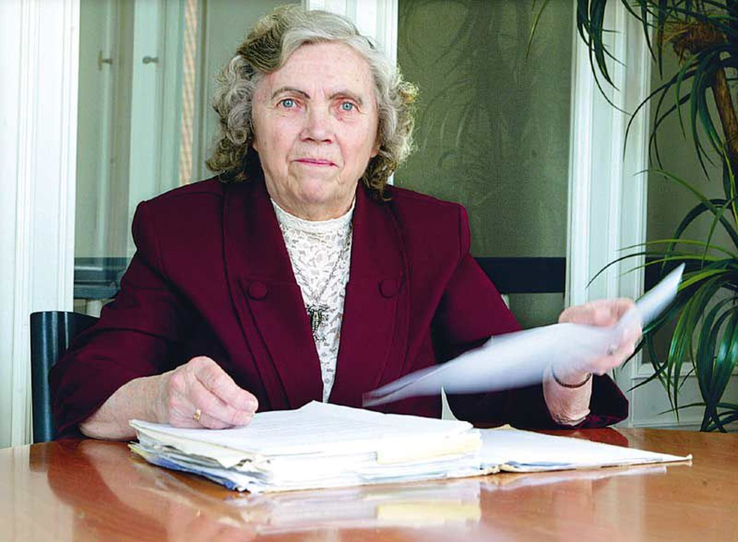 Matemaatik Leida Tuulmets, kel 28 aastat dotsendistaai, on kogunud Eestis emeriidinime­tuse omistamise üle peetud vaidlusi kajastavad dokumendid paksudesse kaustadesse.