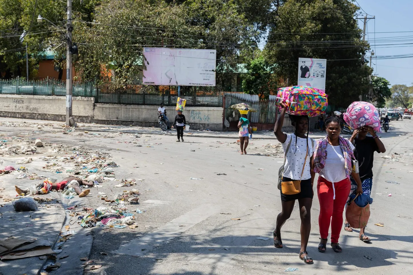 Haiti pealinna Port-au-Prince’i elanikud põgenevad jõukude valla päästetud vägivalla eest.
