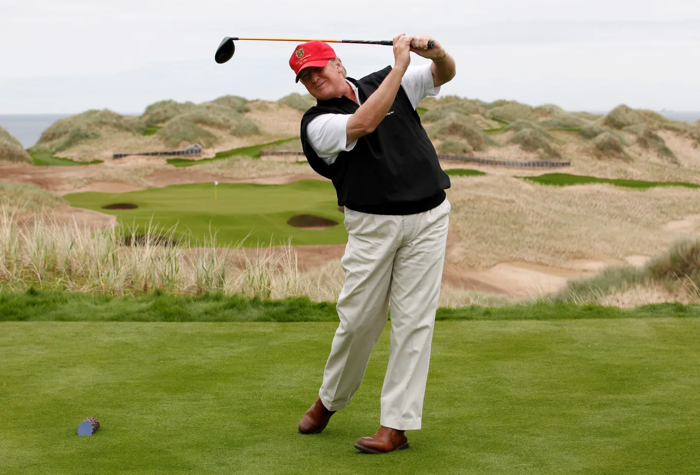 Donald Trump golfi mängimas.