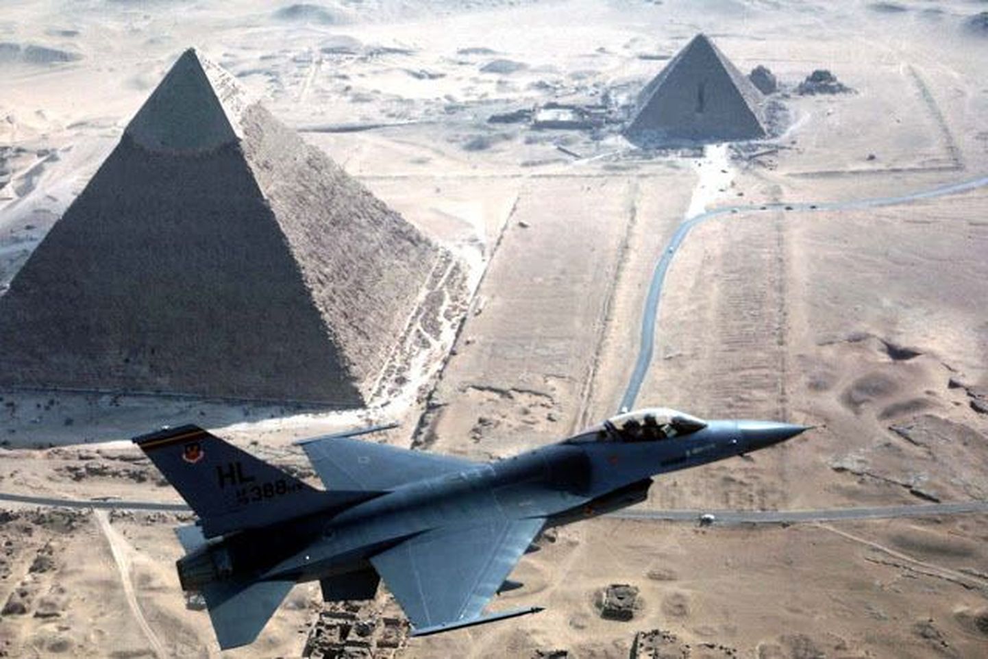 Hävitaja F-16 Egiptuse kohal.