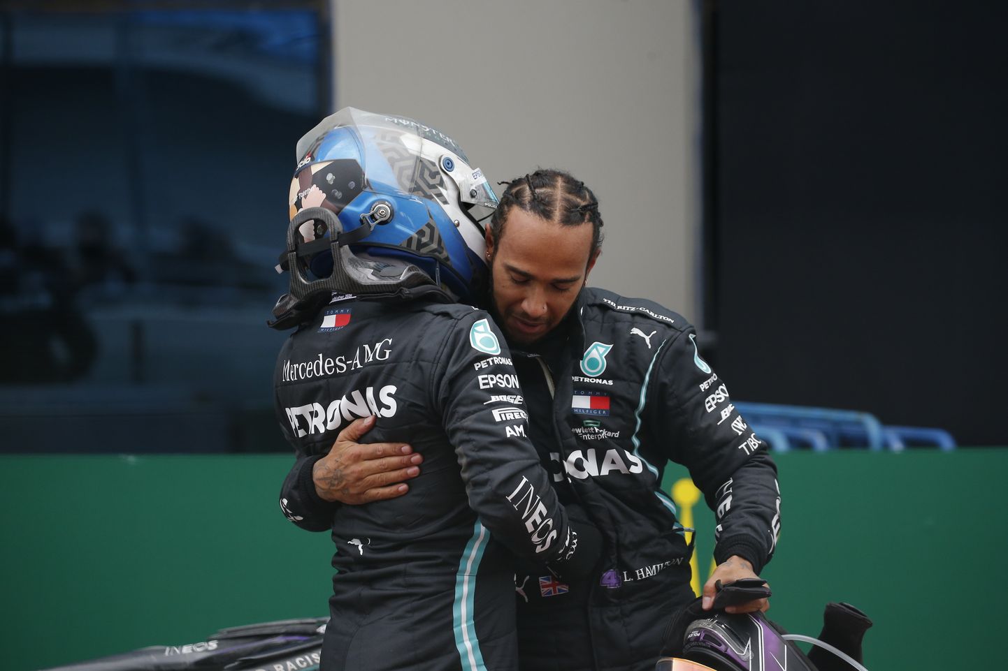 Lewis Hamilton embamas tiimikaaslast Valtteri Bottast.