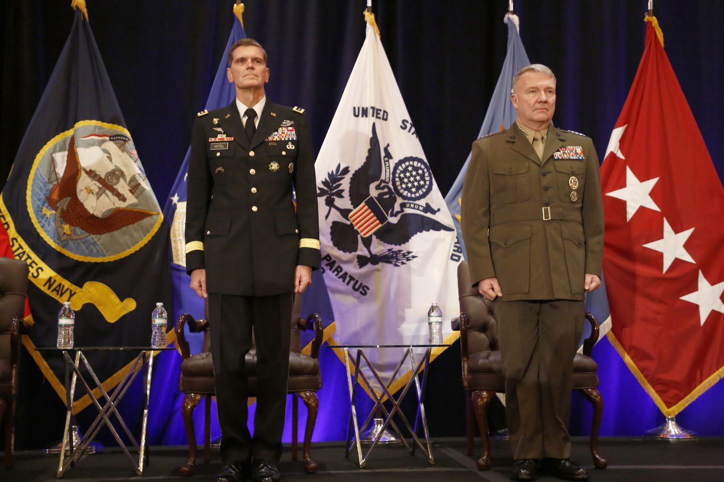 USA keskväejuhatuse (CENTCOM) ametist lahkunud ülem Joseph Votel (vasakul) ja uus komandör Frank McKenzie neljapäeval Florida osariigis Tampas CENTCOM-i peakorteris.