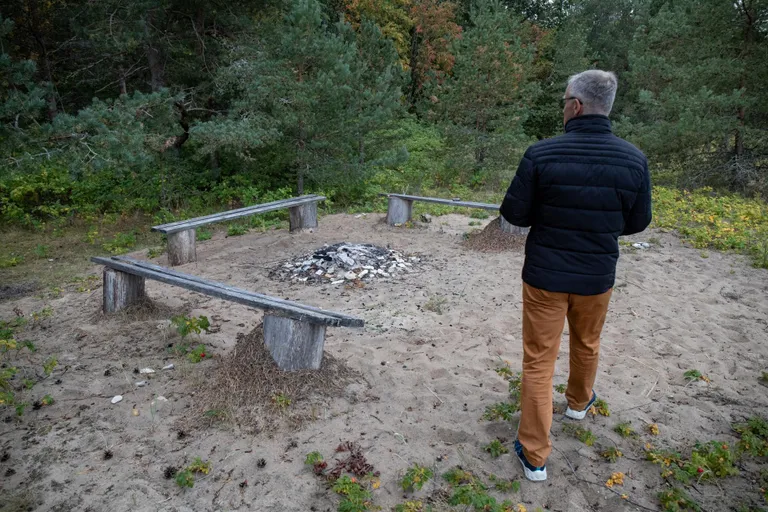Rannale on tekkinud lõkkeplats, mida varem polnud.