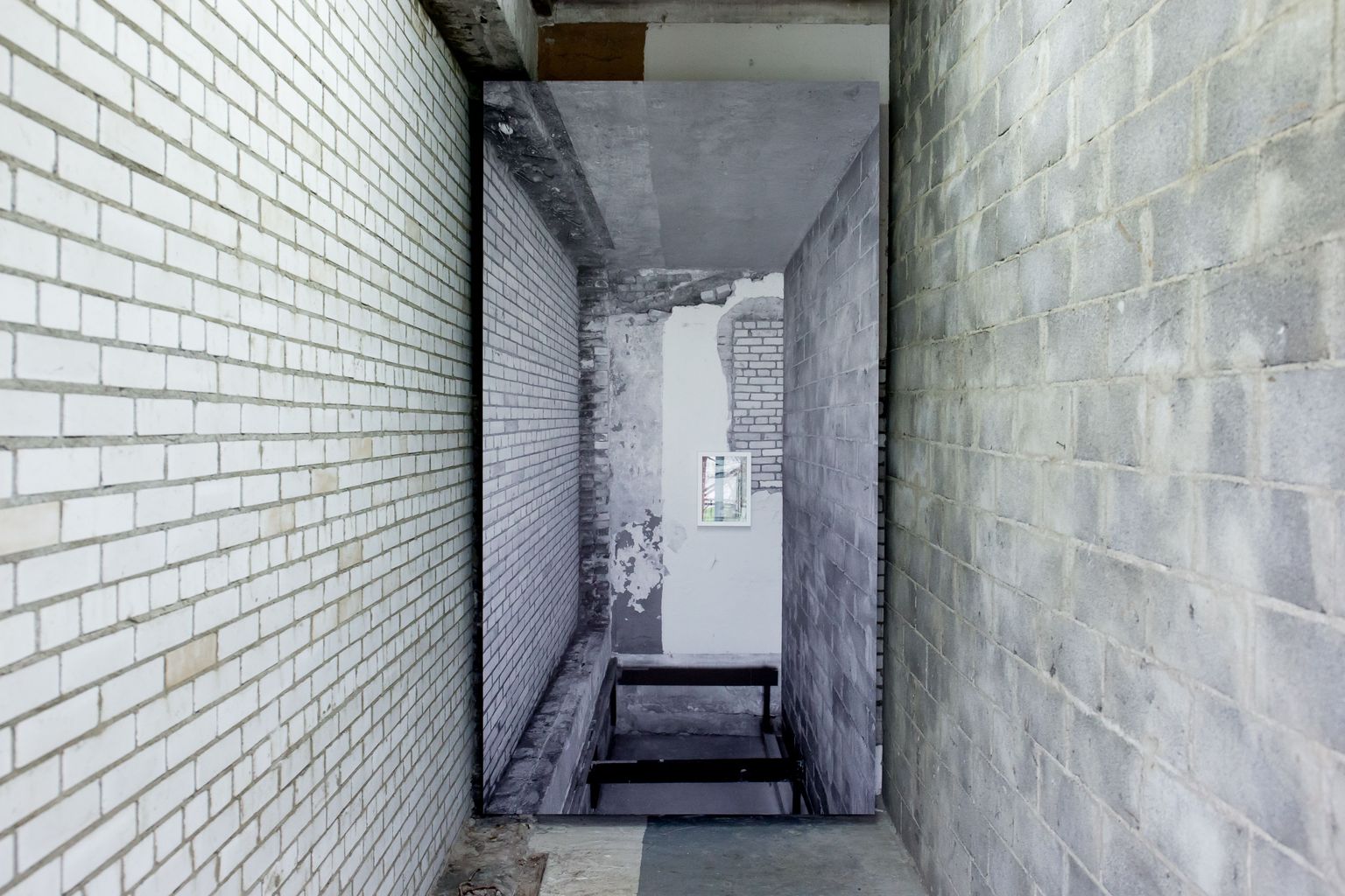 Anu Vahtra installatsioon «Seisavad müürid, külmalt ja sõnatult», 2015.