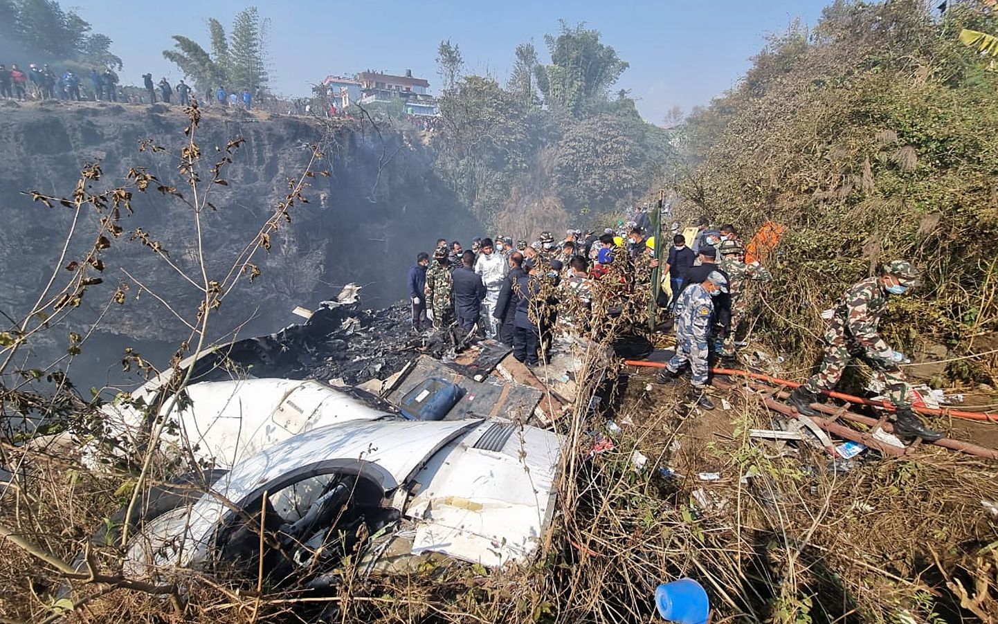 В Непале разбился самолет с 72 людьми на борту. Не менее 40 человек погибли
