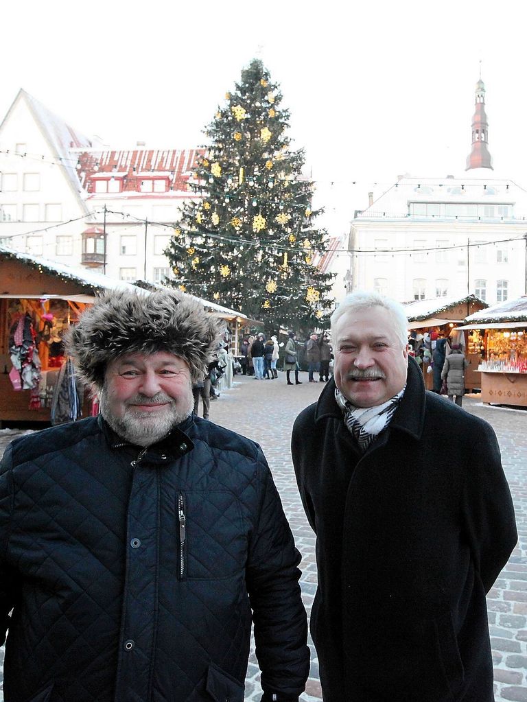 Tallinna Jõuluturul läideti advendiküünal.«Subboteja» saatejuhid Aleksandr Zukerman ja Mihhail Vladislavlev