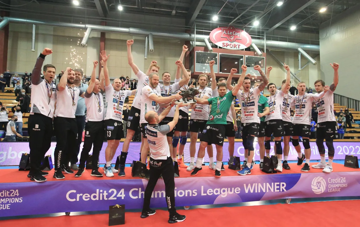 Kübaratrikk. Hooaeg 2021/2022 oli Tartu Bigbanki võrkpallimeeskonnale üliedukas. Pea kohale tõsteti Eesti meistriliiga tiitel, Aadu Luukase karikas ja Balti liiga trofee.