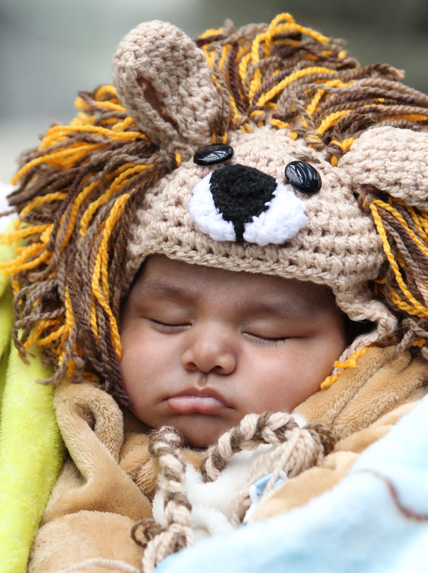 Lõvimütsiga laps «Lõvikuninga» esilinastusel Mehhikos