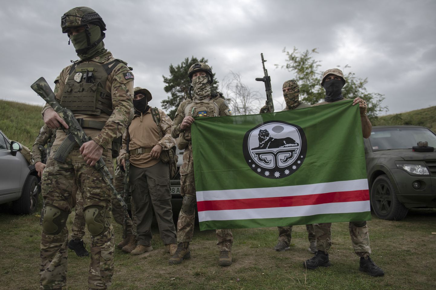 Tšetšeenidest võitlejad 1991–2000 eksisteerinud Itškeeria Tšetšeeni Vabariigi lipuga 27. augustil 2022 Kiievi oblastis. Tšetšeenid võitlevad Dudajevi pataljonis Ukraina armee alluvuses