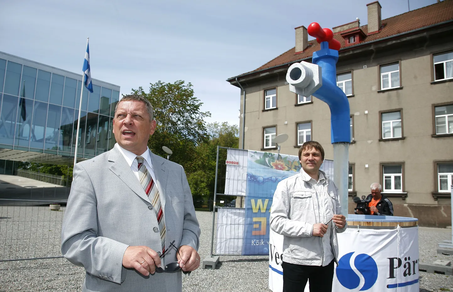 ASi Pärnu vesi juhatuse esimees Garri Suuk ja veefestivali "Watergate" peakorraldaja Priit Valkna avasid Pärnu keskraamatukogu ees kraaniinstallatsiooni.
