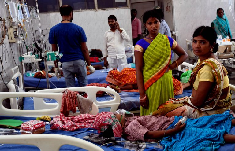 Lähedased ajupõletikku haigestunud lapse juures haiglas Patnas Bihari osariigis.