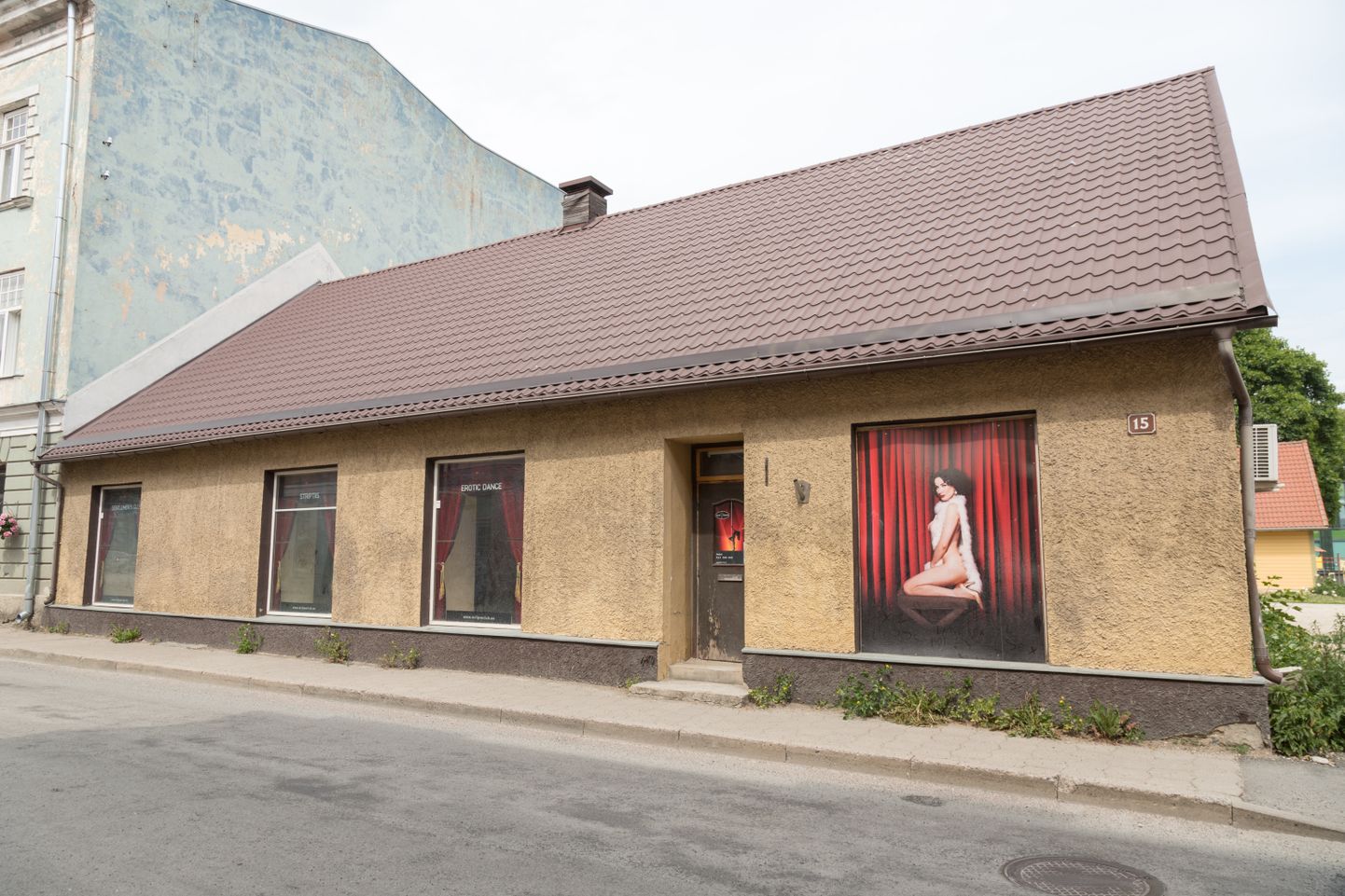 Ehkki striptiisiklubi ajast säilinud akende kujundus katab veel Tartu tänaval asuvat maja, on klubi seal suletud.