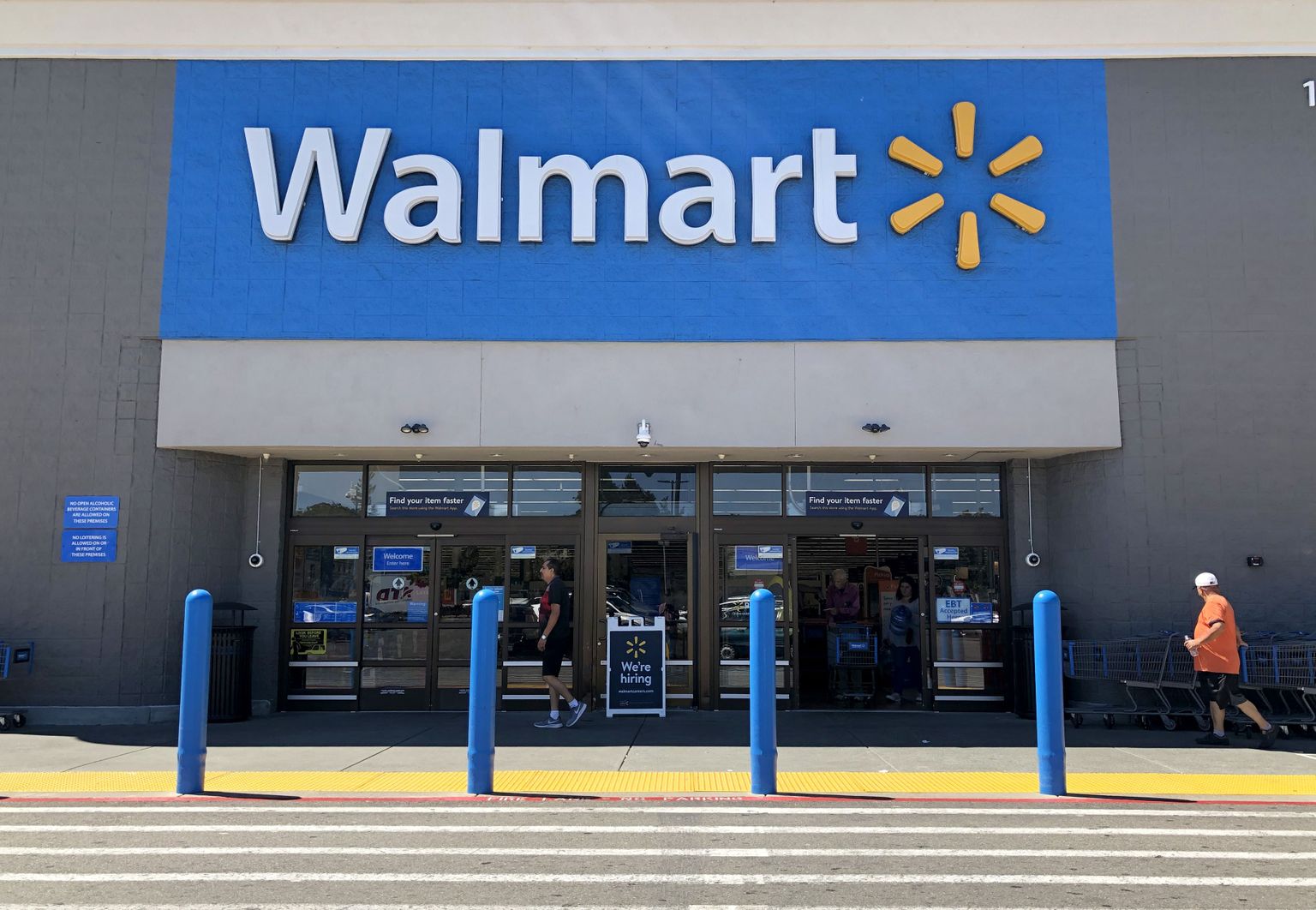 Walmarti kauplus San Leandros California osariigis. Ketil on USAs kokku 4700 kauplust, millest umbes pooltes müüakse ka tulirelvi.