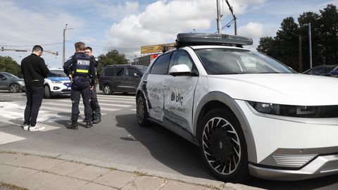 FOTOD JA VIDEO ⟩ «Pole elus midagi sellist näinud!» Kaugjuhitud auto sõitis Tallinnas ristmikul taksojuhile ette