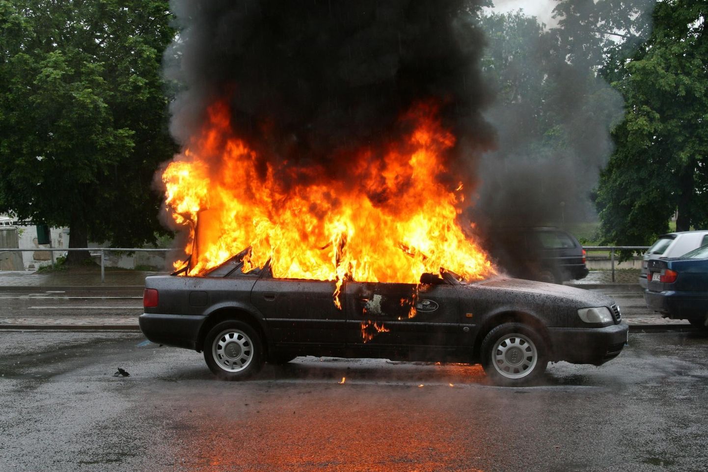 Eametsas põlenud autost hävis päästeameti hinnangul 80 protsenti. Foto ei ole juhtumiga seotud.