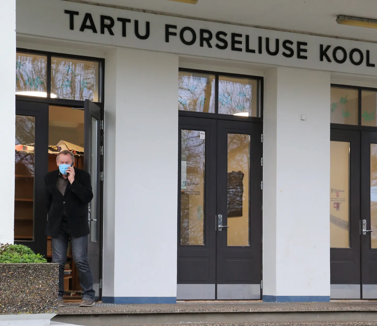 Tartu Forseliuse kooli direktor Jüri Sasi sõnul on koroonaviirusega nakatunud üks kooliõpetaja.