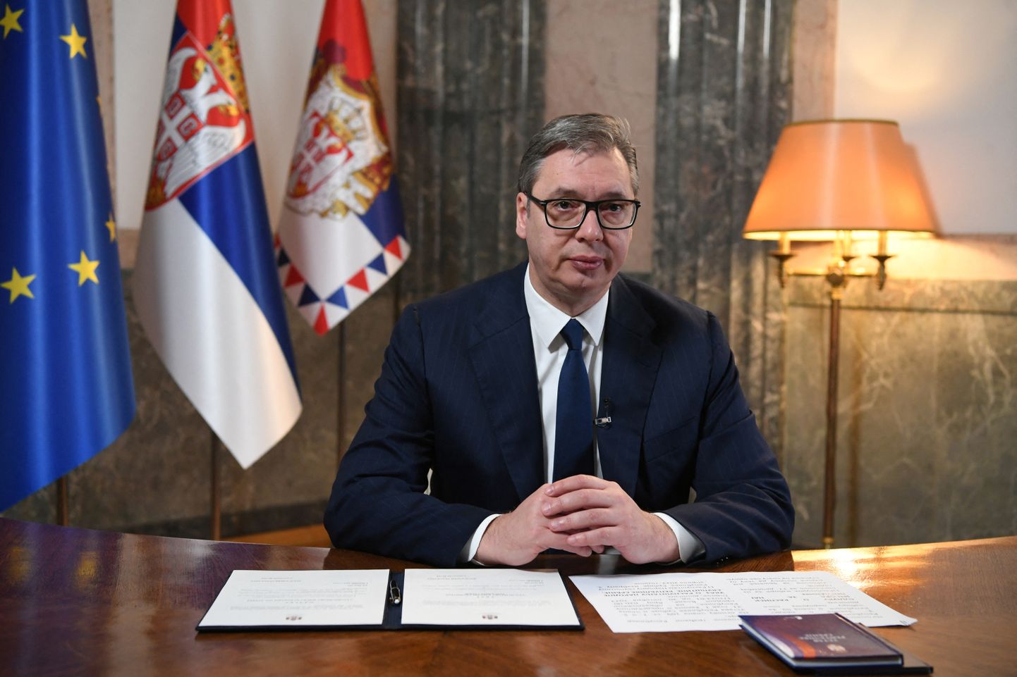 Serbia president Aleksandar Vučić poseerib pärast erakorraliste valimiste väljakuulutamist fotograafile.