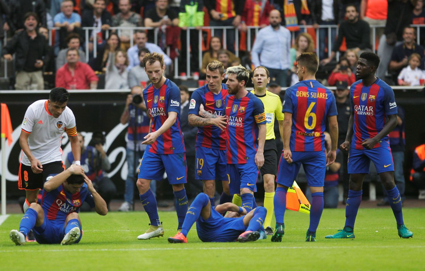 Barcelona mängijad said pihta Valencia fännide tribüünilt visatud veepudeliga.