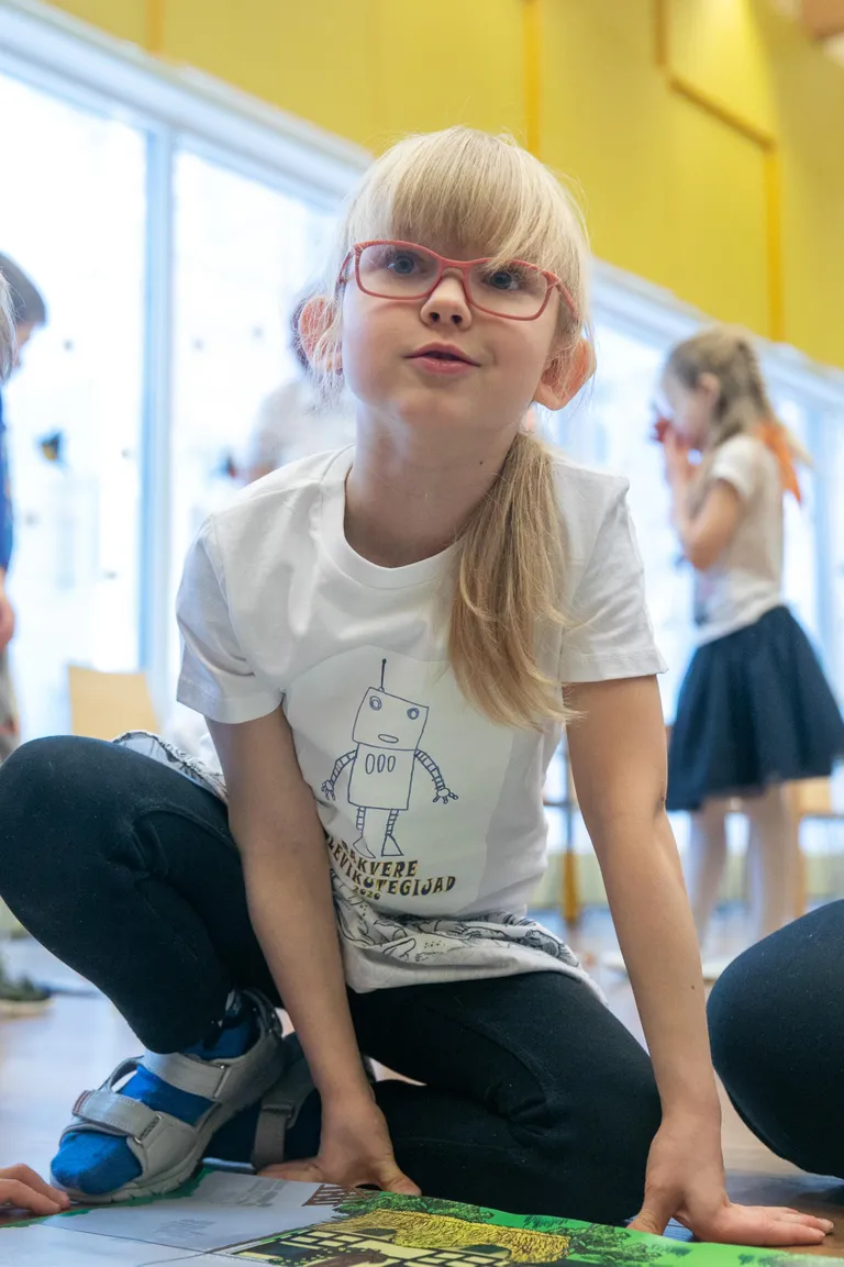 Rohuaia lasteaia Õnneseente rühma tüdruku Lenna joonistatud pilt ehib särki.