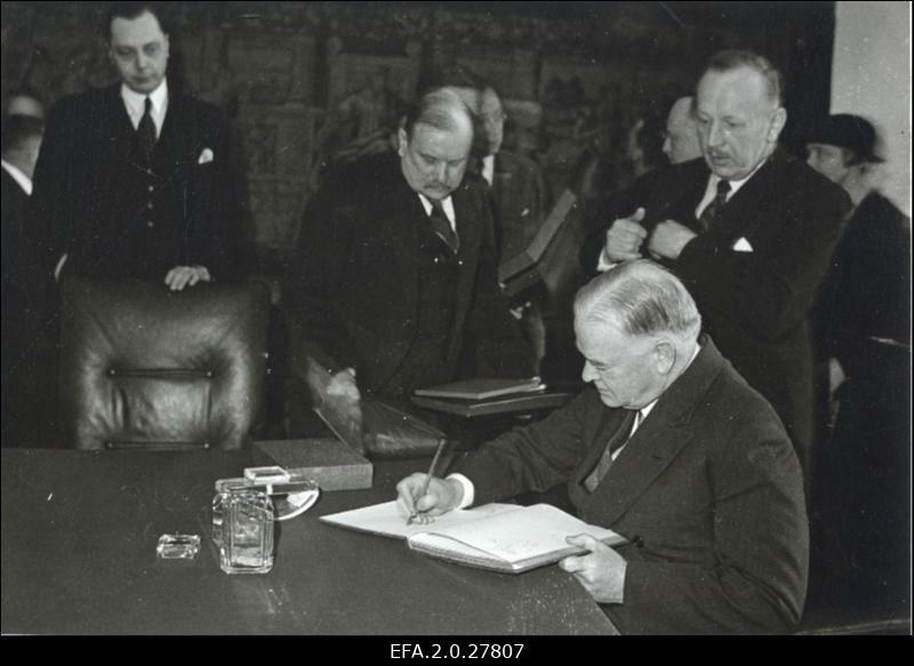 Ameerika Ühendriikide endine president Herbert Hoover kirjutab nime Tallinna Raekoja külalisraamatusse. Vasakult 3. Tallinna linnapea kindralmajor J. Soots. 