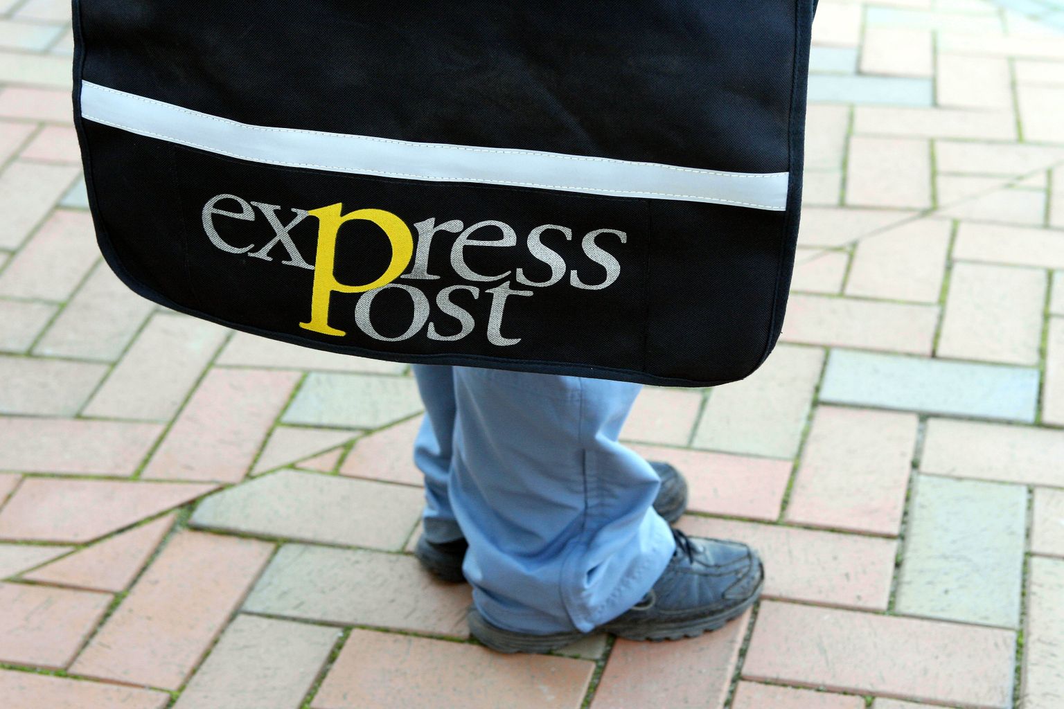 Express koondab umbes 450 töötajat, kellest enamik tegelevad hommikuse kojukandega.