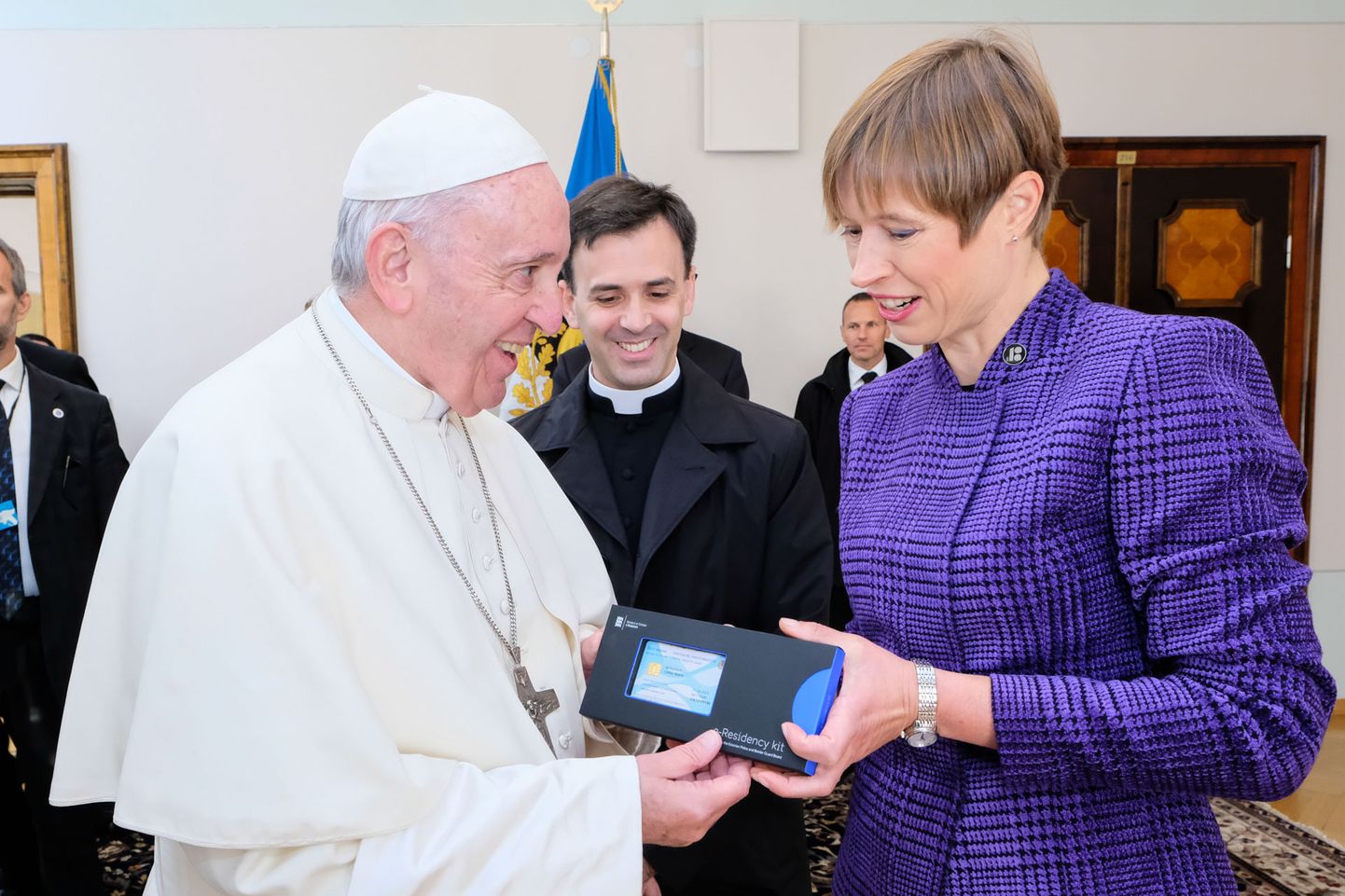 Paavst Franciscusest sai Eesti e-resident.